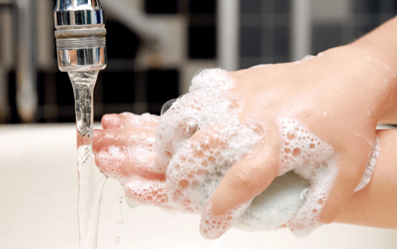 πλύσιμο των χεριών για την πρόληψη των σκουληκιών